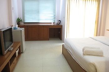 Отель Somjai House Сирача Экстерьер фото