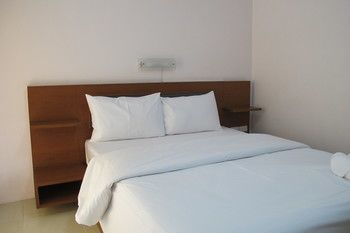 Отель Somjai House Сирача Экстерьер фото