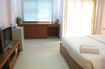 Отель Somjai House Сирача Экстерьер фото